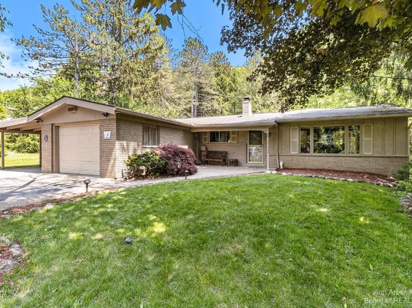 3458 E Pineview Dr, Dexter, MI 48130