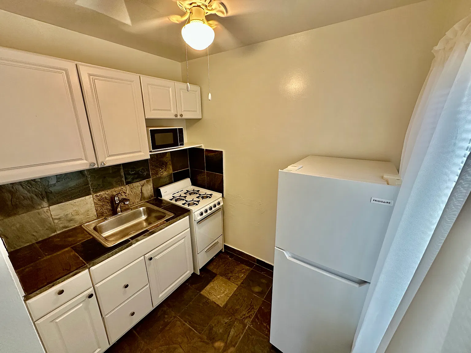 Studio, 400 sqft, $1,995 — Photo 2