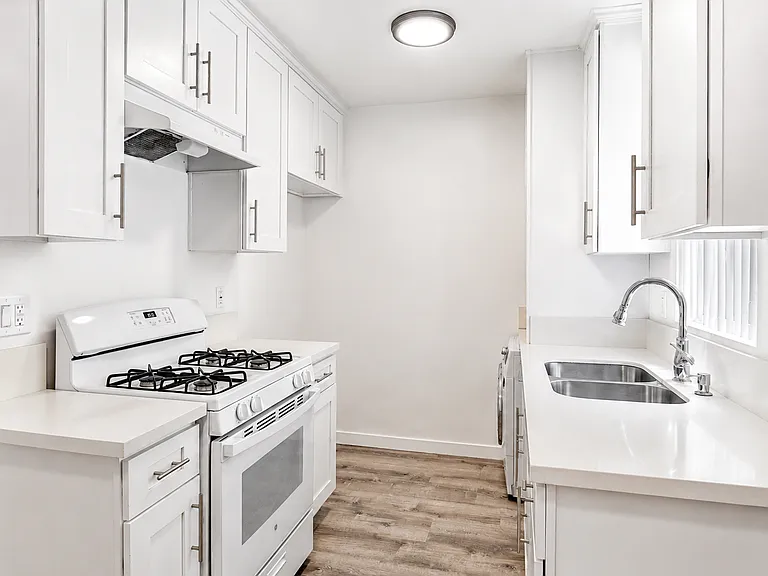 212 W Elk Ave #2 — Photo 3
