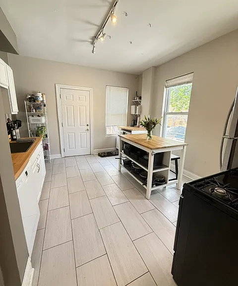 1636 N Claremont Ave #2 — Photo 7