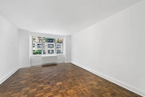 136 E 55th St #9D Photo 1