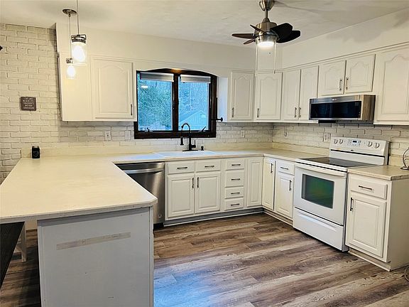 4th image of 861 East St