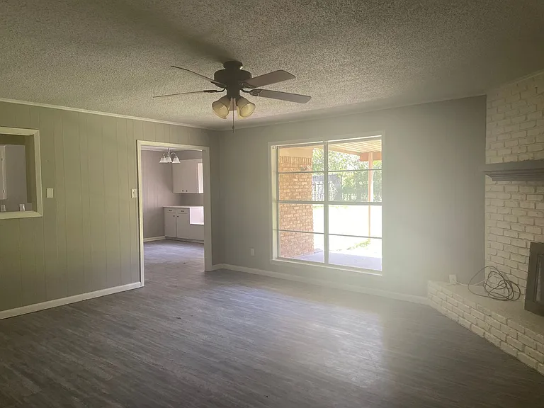 410 Delano St — Photo 3