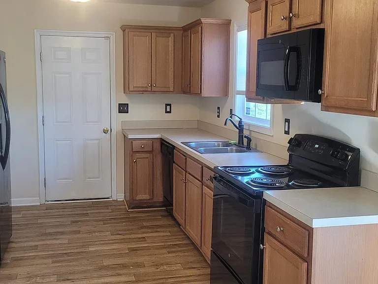 611 Prince William Dr — Photo 3