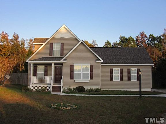 3rd image of 20 Davis Circle Dr