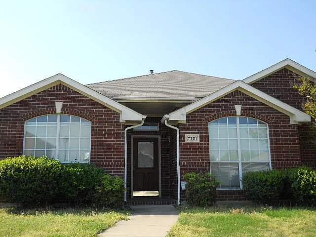 Beautiful 4 Bedroom 2 Bathroom in Rowlett! — Photo 1