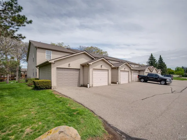 5026 Harbor Oak Dr, Waterford, MI 48329