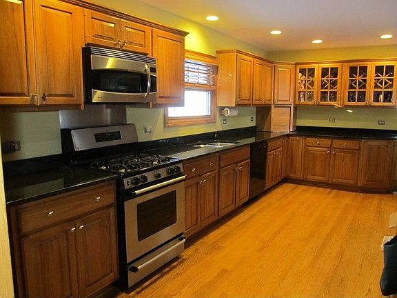 4th image of 460 N Elm Ave