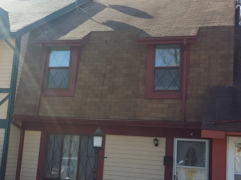4 Chelsea Cir — Photo 1