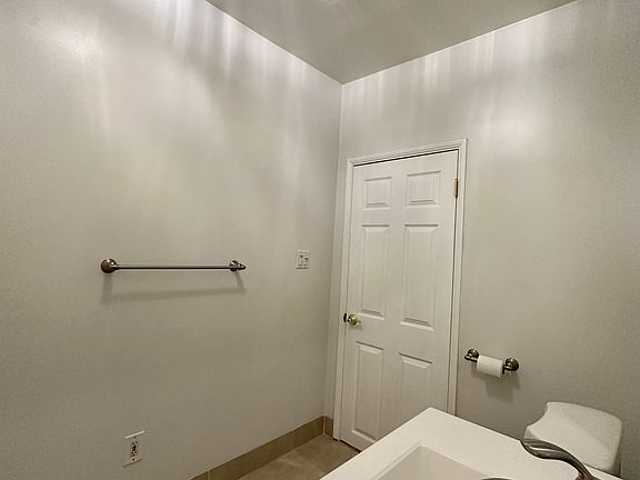 5th image of 347 N Barbara Ave