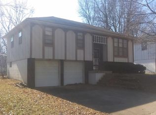 112 SW Sandstone Dr, Blue Springs, MO 64014