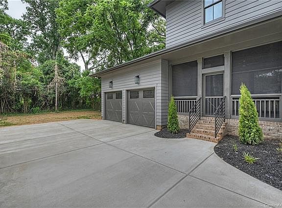 4th image of 1625 Chatham Ave