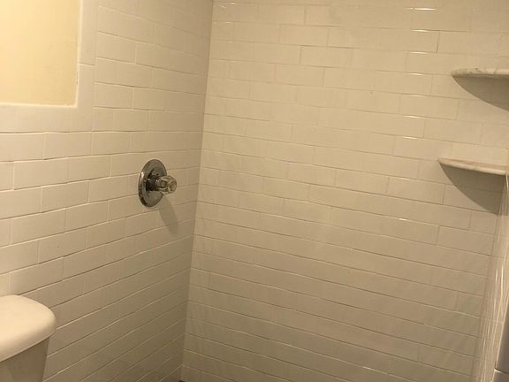 3rd image of 914 16th St #A