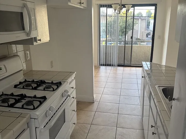 Blumax Burbank LLC — Photo 8