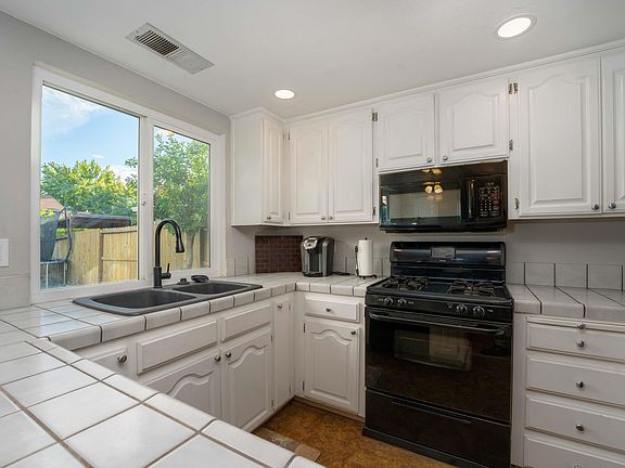 2nd image of 41 Glenshire Ln