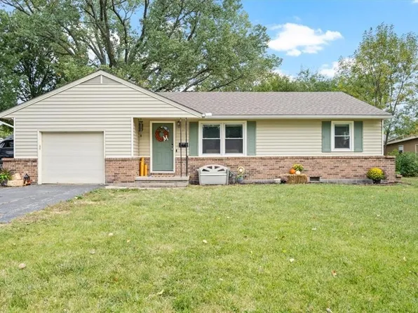 221 Meadowbrook Cir, Gardner, KS 66030