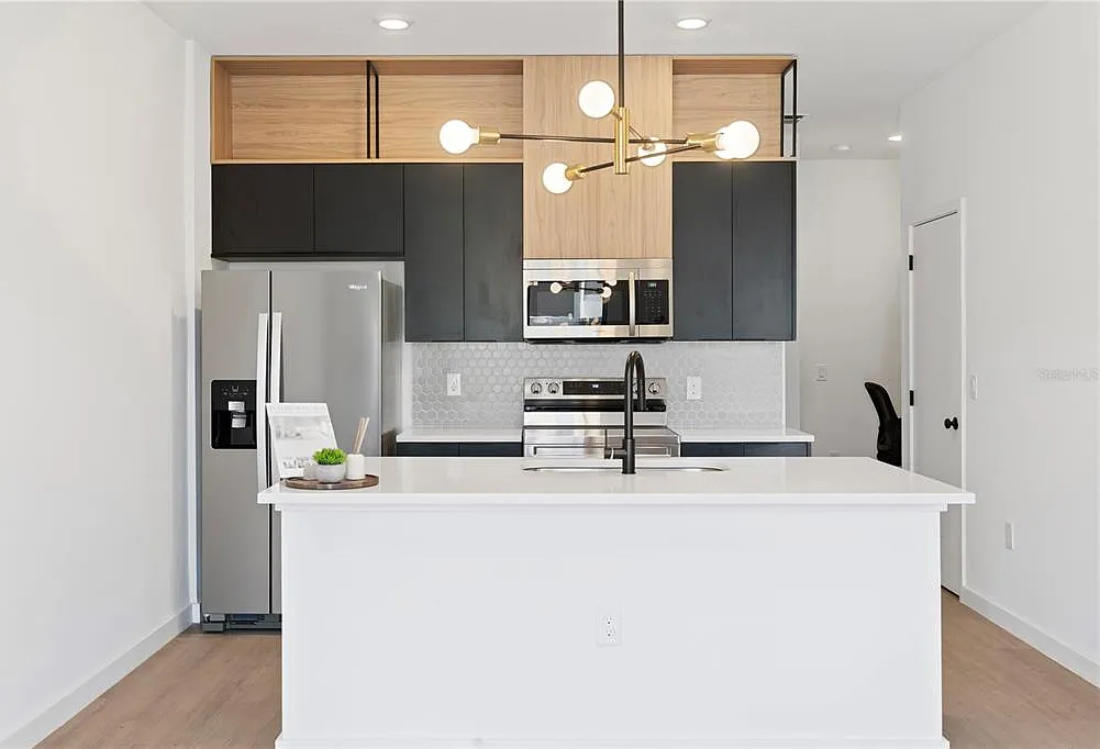 3 bed, 3.0 bath, 1361 sqft, $1,950 — Photo 2