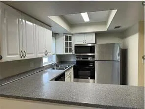 Valencia Village Condo — Photo 3