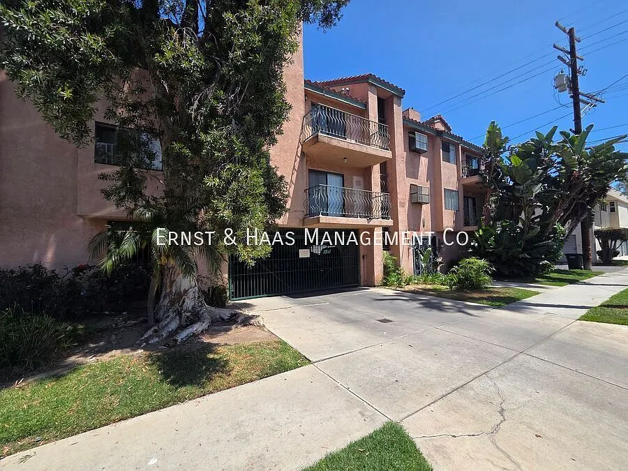 Charming 2-Bedroom Apartment In Long Beach! *Move-In Special* — Photo 1