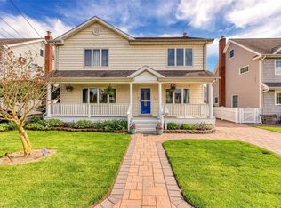 35 Malone St, Hicksville, NY 11801