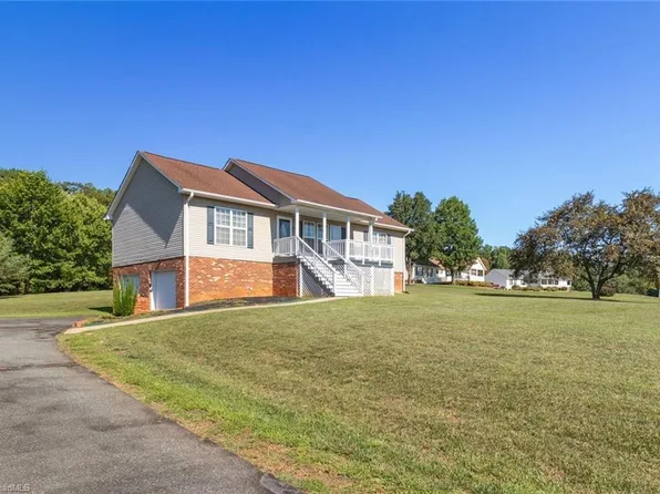 1055 Josephs Ln, Pinnacle, NC 27043