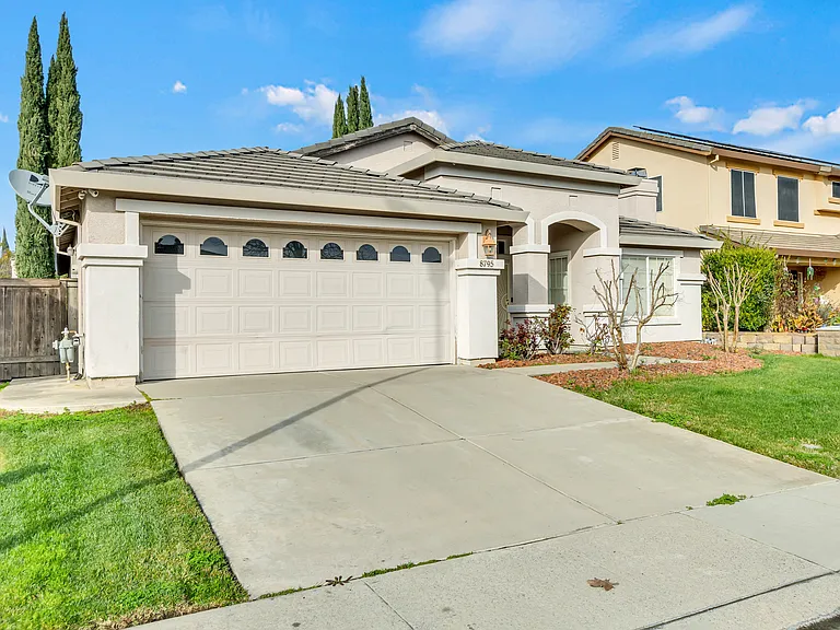 8795 Monterey Oaks Dr — Photo 3