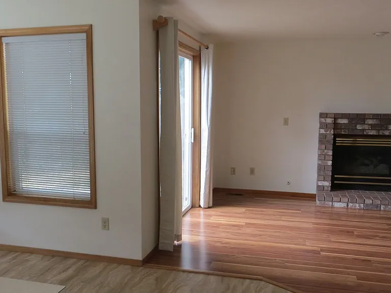 996 NE Angelee Pl — Photo 7
