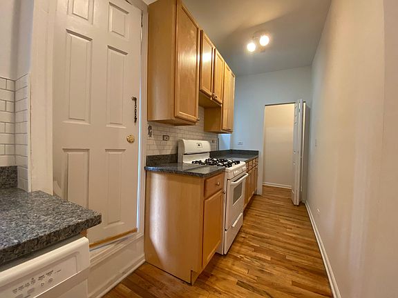 5th image of 1517 W Cornelia Ave #1F