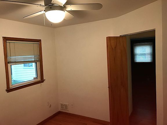 3rd image of 700 Parkview Dr