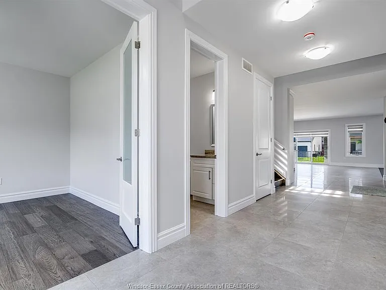 210 Cowan Ct — Photo 2