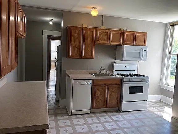 711 E Burlington St — Photo 2