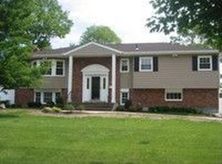 2 Larch Ln, Smithtown, NY 11787