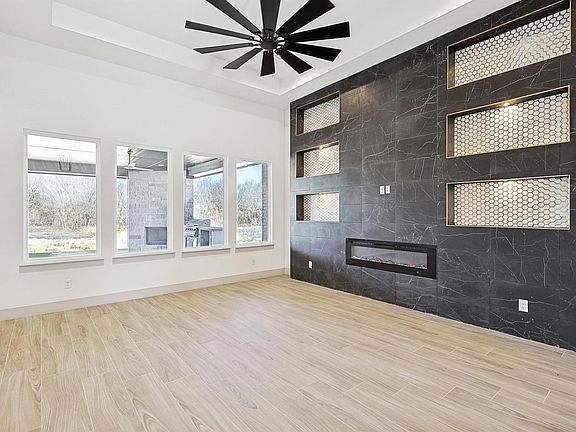 5th image of 1018 Glenoaks Dr