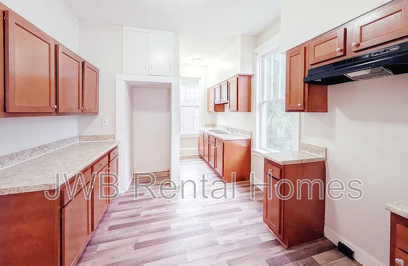 Brentwood — Photo 2