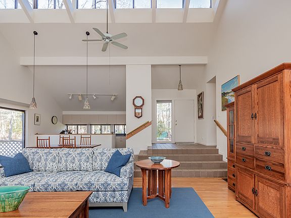 3rd image of 36 Longwoods Ln