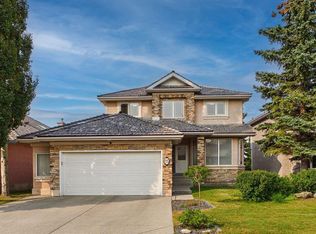 15 NE Royal Crest Ter NW, Calgary, AB T3G4M3