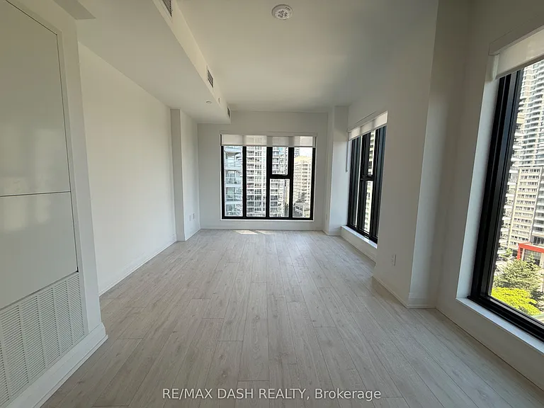 20 Soudan Ave #901 — Photo 16