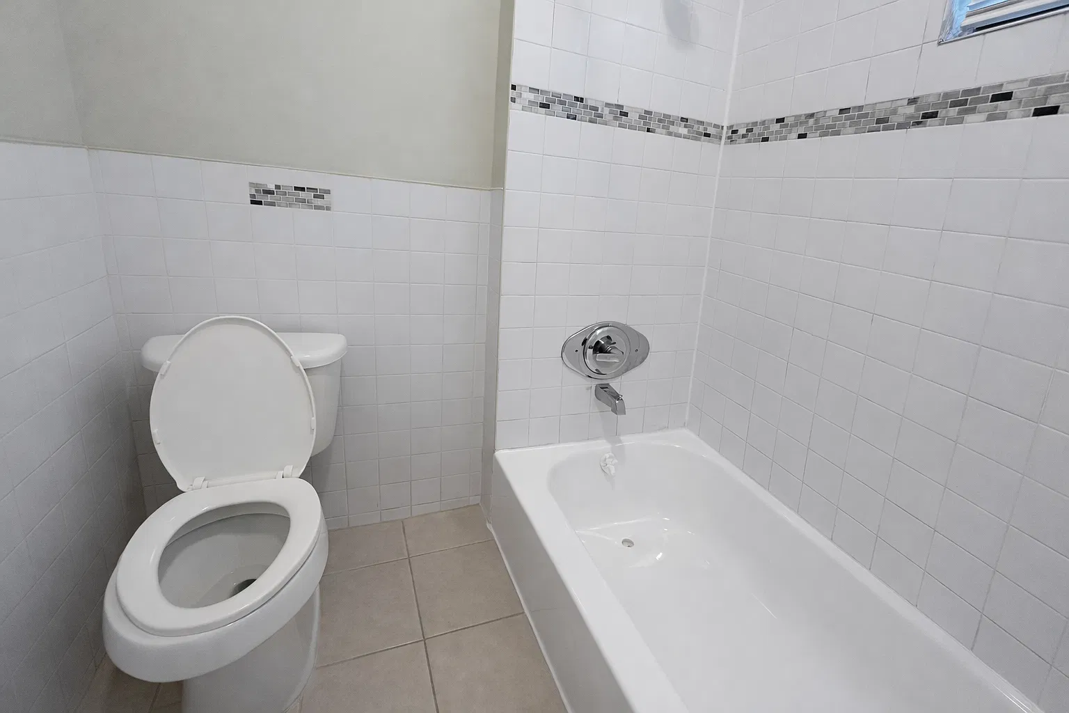 3 bed, 1200 sqft, $2,045 — Photo 4