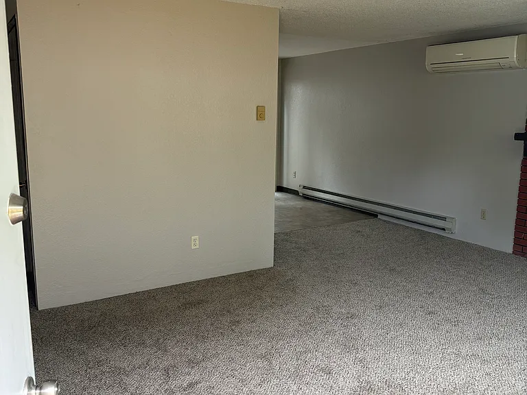 1560 S Oakland Ave — Photo 2