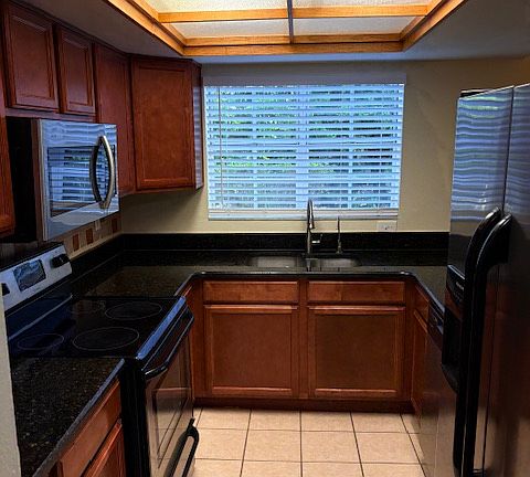 fRIDGE ON THE LEFT, STOVE TO THE RIGHT AND THE SINK DEAD AHEAD.