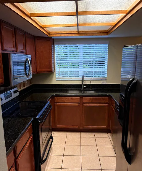 fRIDGE ON THE LEFT, STOVE TO THE RIGHT AND THE SINK DEAD AHEAD.