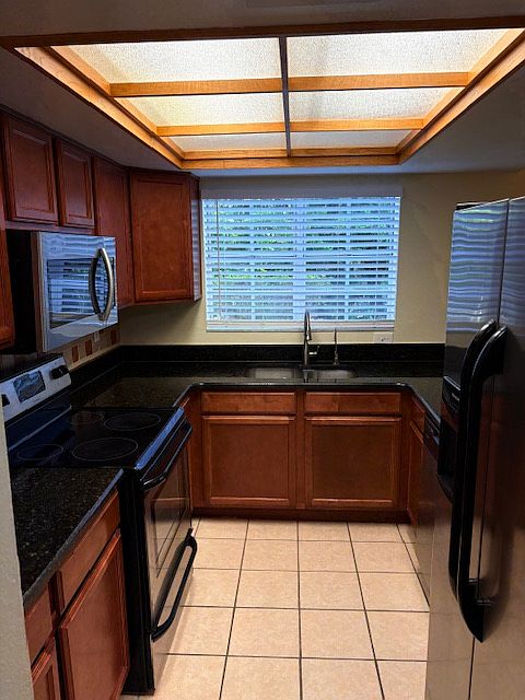 fRIDGE ON THE LEFT, STOVE TO THE RIGHT AND THE SINK DEAD AHEAD.