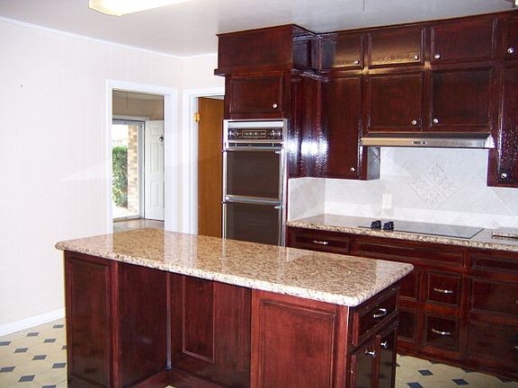 4th image of 2212 Hillcrest Dr