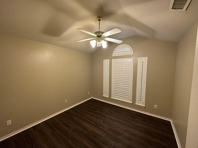 1610 Morrow Ln — Photo 9