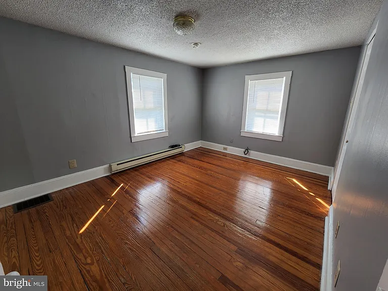 105 N George St — Photo 11