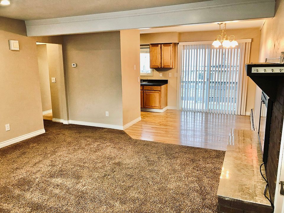 Welcome to 116 14 Dawn St Unit 3. This is the Living Room