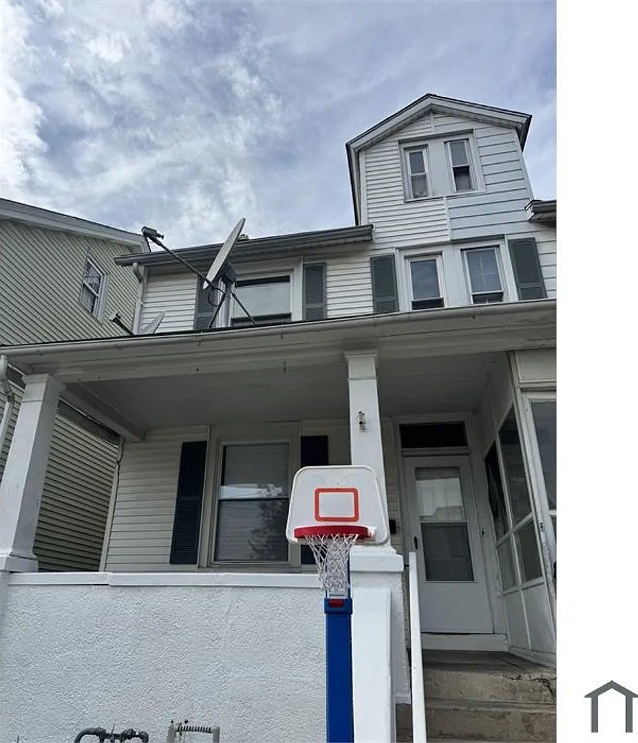 4 Bedroom Single Family House 409 E Chestnut St in Coatesville, PA 19320 — Photo 1