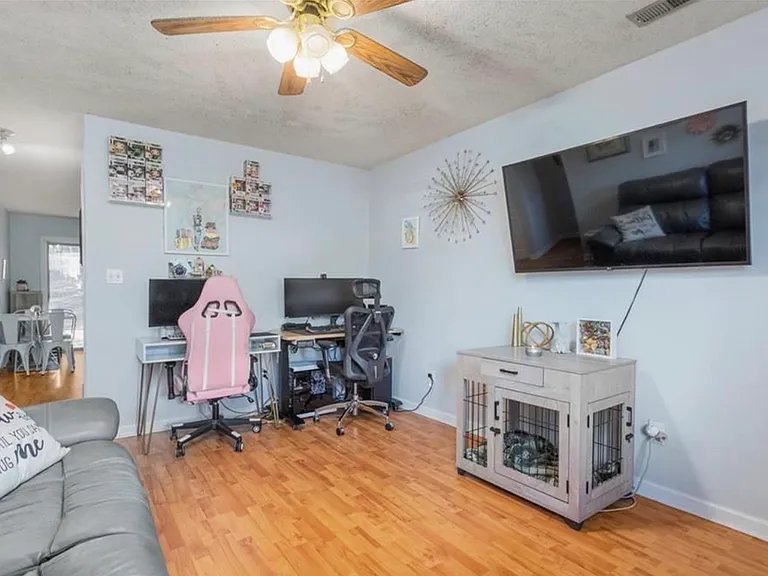 1112 Trinity St #202 — Photo 4