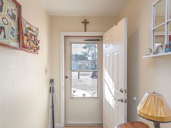 3rd image of 1004 Willow Lake Cir
