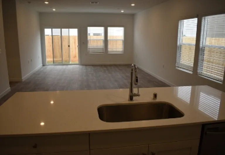 4486 N San Clemente Ave — Photo 7